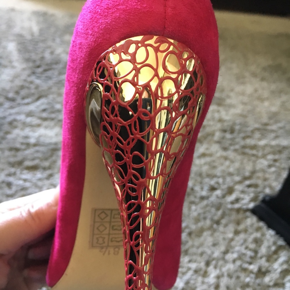 N.Y.L.A “Becka” Fuschia Suede Pumps - Picture 5 of 6